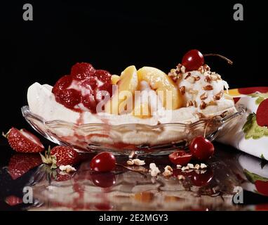 ANNÉES 80 YOGOURT GLACÉ BANANE FENTE DESSERT CERISE SUR LE DESSUS - KF18450 DAS001 HARS ANCIEN MODE Banque D'Images