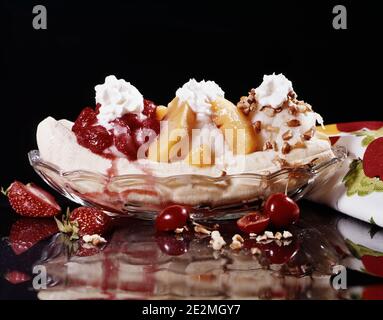 QUATRE-VINGTS YAOURTS GLACÉS BANANE DESSERT CRÈME FOUETTÉE SUR LE DESSUS - KF18453 DAS001 HARS FOUETTÉE Banque D'Images