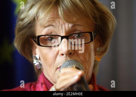 Le maire de Montpellier Helene Mandroux annonce sa candidate, contre Georges Freche, pour l'élection régionale du Languedoc Roussillon lors d'une conférence de presse à Montpellier, le 29 janvier 2010. Le maire Helene Mandroux à la tête d'une liste alternative du PS rassemblant la gauche et les écologistes. Photo de Pascal Parrot/ABACAPRESS.COM Banque D'Images