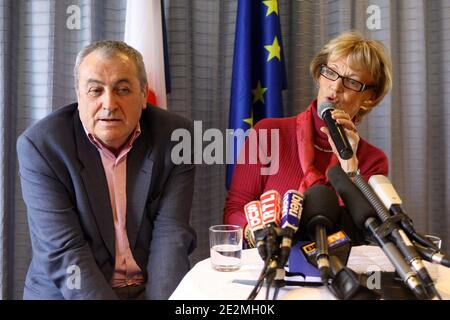 Le maire de Montpellier Helene Mandroux et Paul Alies annonquent son candidat, contre Georges Freche, à l'élection régionale du Languedoc Roussillon lors d'une conférence de presse à Montpellier, le 29 janvier 2010. Le maire Helene Mandroux à la tête d'une liste alternative du PS rassemblant la gauche et les écologistes. Photo de Pascal Parrot/ABACAPRESS.COM Banque D'Images