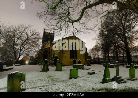 Église Sainte-Marie à Swillington sous une couverture de neige Banque D'Images
