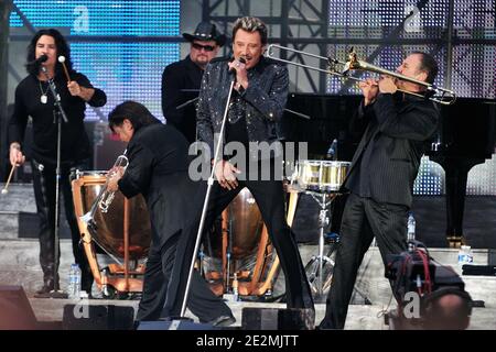 Johnny Hallyday se produit lors d'un concert gratuit sur le champ de Mars devant la Tour Eiffel à Paris, France, le 14 juillet 2009, pour la célébration des 120 ans de la Tour Eiffel et du 14 juillet. Photo Nicolas Genin/ABACAPRESS.COM Banque D'Images