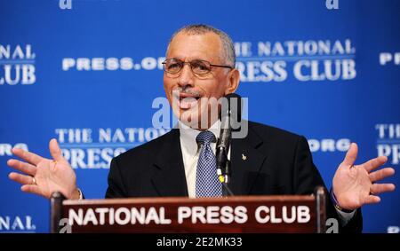 Charles Bolden, administrateur de la NASA, discute du budget 2011 et des nouveaux pionniers de l'espace commercial au National Press Club, le 2 février 2010 à Washington, D.C., aux États-Unis. La proposition de budget d'Obama d'hier a réduit le programme de retour à la lune de la NASA. Photo par Olivier Douliery/ABACAPRESS.COM Banque D'Images