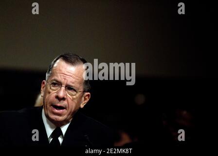 ADM. Mike Mullen, président des chefs d'état-major interarmées, témoigne lors d'une audience du Comité des services armés du Sénat sur le budget de l'exercice 2011 dans le bâtiment Dirksen de Capitol Hill à Washington DC, États-Unis, le 02 février 2010. Photo de Kris Connor/ABACAPRESS.COM (photo : Mike Mullen) Banque D'Images