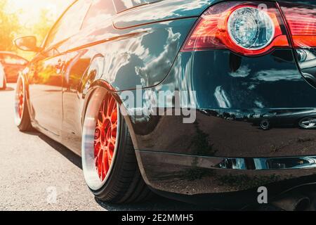 Voiture sport réglée avec roue personnalisée et profil bas comme le style lowrider. Banque D'Images