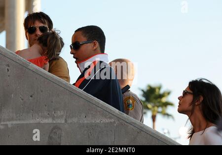 Tom Cruise et Katie Holmes avec leur fils Connor Cruise et leur fille Suri Cruise assistent au Superbowlin Miami, USA le 7 février 2010. (Photo : Tom Cruise, Connor Cruise, Suri Cruise, Katie Holmes) photo de Lionel Hahn/ABACAPRESS.COM Banque D'Images