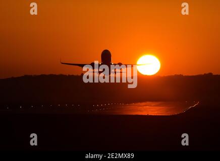 Cracovie, Pologne. 14 octobre 2018. Un avion a été vu en train de descendre au coucher du soleil à l'aéroport de Cracovie Balice. Crédit : Alex Bona/SOPA Images/ZUMA Wire/Alay Live News Banque D'Images