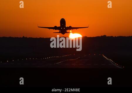 Cracovie, Pologne. 14 octobre 2018. Un avion a été vu en train de descendre au coucher du soleil à l'aéroport de Cracovie Balice. Crédit : Alex Bona/SOPA Images/ZUMA Wire/Alay Live News Banque D'Images