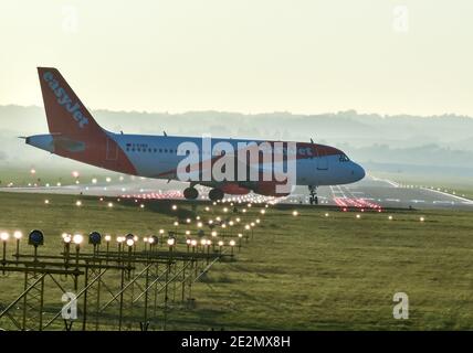 Cracovie, Pologne. 14 octobre 2018. Un appareil EasyJet A320 prêt à descendre à l'aéroport de Cracovie à Balice crédit: Alex Bona/SOPA Images/ZUMA Wire/Alay Live News Banque D'Images