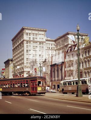 TRAMWAY DES ANNÉES 1960 1970 TOURNANT DE CARONDELET ET DES TRANSPORTS EN COMMUN BUS SUR CANAL STREET NEW ORLEANS LOUISIANA USA - KR11095 GRD001 HARS SUD TROLLEY NOLA VILLES TROLLEY BUS CANAL TRAMWAY BUS DE TRANSPORT EN TRAMWAY LA VÉHICULES AUTOMOBILES LA NOUVELLE-ORLÉANS À L'ANCIENNE TRANSPORTS EN COMMUN TRAMWAY TRAMWAY Banque D'Images