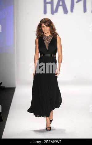 Helena Christensen marche sur la piste de Naomi CampbellÍs Fashion for relief lors de la Mercedes-Benz Fashion week automne 2010 à New York City, NY, États-Unis, le 12 février 2010. Photo de Mehdi Taamallah/ABACAPRESS.COM (photo: Naomi CampbellÍs Fashion for relief) Banque D'Images