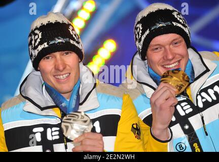 David Moeller, médaillé d'argent allemand, et Felix Loch, médaillé d'or allemand, se tiennent sur le podium lors de la cérémonie de remise des médailles de l'événement individuel Luge Men des Jeux Olympiques d'hiver de 2010 à Vancouver, au Whistler Medal Plaza, à Whistler, au Canada, le 15 février 2010. Photo de Gouhier-Hahn-Nebinger/ABACAPRESS.COM Banque D'Images