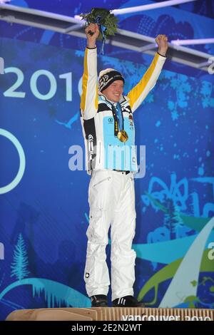 Le médaillé d'or allemand Felix Loch se tient sur le podium lors de la cérémonie de remise des médailles de l'événement individuel des Luge Men des XXIes Jeux Olympiques d'hiver de 2010 à Vancouver, au Whistler Medal Plaza, à Whistler, au Canada, le 15 février 2010. Photo de Gouhier-Hahn-Nebinger/ABACAPRESS.COM Banque D'Images