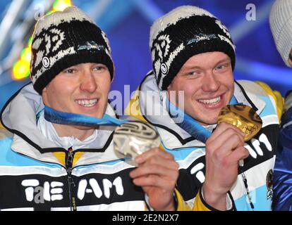 David Moeller, médaillé d'argent allemand, et Felix Loch, médaillé d'or allemand, se tiennent sur le podium lors de la cérémonie de remise des médailles de l'événement individuel Luge Men des Jeux Olympiques d'hiver de 2010 à Vancouver, au Whistler Medal Plaza, à Whistler, au Canada, le 15 février 2010. Photo de Gouhier-Hahn-Nebinger/ABACAPRESS.COM Banque D'Images