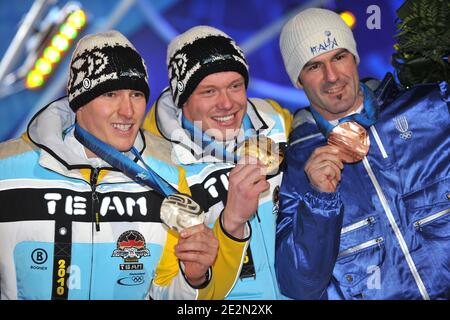 David Moeller, médaillé d'argent allemand, Felix Loch, médaillé d'or allemand, et Armin Zoeggeler, médaillé de bronze italien, se tiennent sur le podium lors de la cérémonie de remise des médailles de l'événement individuel Luge Men des XXIes Jeux Olympiques d'hiver de Vancouver 2010 au Whistler Medal Plaza, à Whistler, au Canada, le 15 février 2010. Photo de Gouhier-Hahn-Nebinger/ABACAPRESS.COM Banque D'Images
