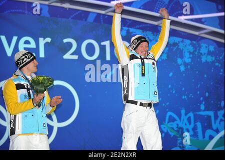 Le médaillé d'or allemand Felix Loch se tient sur le podium lors de la cérémonie de remise des médailles de l'événement individuel des Luge Men des XXIes Jeux Olympiques d'hiver de 2010 à Vancouver, au Whistler Medal Plaza, à Whistler, au Canada, le 15 février 2010. Photo de Gouhier-Hahn-Nebinger/ABACAPRESS.COM Banque D'Images