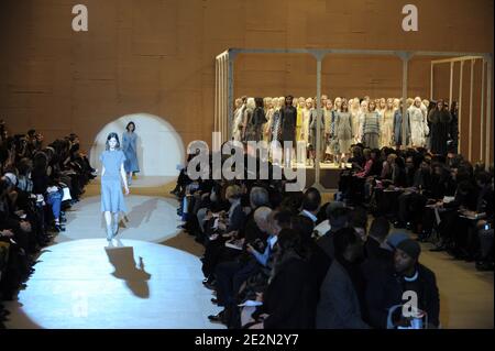 Les modèles présentent des créations de Marc Jacobs lors de la Mercedes-Benz Fashion week automne 2010 à New York City, NY, USA, le 15 février 2010. Photo de Mehdi Taamallah/ABACAPRESS.COM Banque D'Images