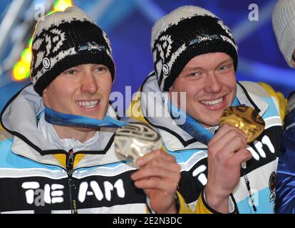 David Moeller, médaillé d'argent allemand, et Felix Loch, médaillé d'or allemand, se tiennent sur le podium lors de la cérémonie de remise des médailles de l'événement individuel Luge Men des Jeux Olympiques d'hiver de 2010 à Vancouver, au Whistler Medal Plaza, à Whistler, au Canada, le 15 février 2010. Photo de Gouhier-Hahn-Nebinger/ABACAPRESS.COM Banque D'Images