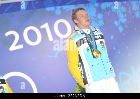 Le médaillé d'or allemand Felix Loch se tient sur le podium lors de la cérémonie de remise des médailles de l'événement individuel des Luge Men des XXIes Jeux Olympiques d'hiver de 2010 à Vancouver, au Whistler Medal Plaza, à Whistler, au Canada, le 15 février 2010. Photo de Gouhier-Hahn-Nebinger/ABACAPRESS.COM Banque D'Images