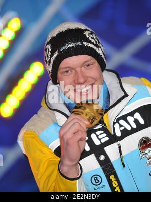 Le médaillé d'or allemand Felix Loch se tient sur le podium lors de la cérémonie de remise des médailles de l'événement individuel des Luge Men des XXIes Jeux Olympiques d'hiver de 2010 à Vancouver, au Whistler Medal Plaza, à Whistler, au Canada, le 15 février 2010. Photo de Gouhier-Hahn-Nebinger/ABACAPRESS.COM Banque D'Images