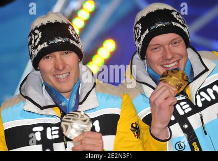 David Moeller, médaillé d'argent allemand, et Felix Loch, médaillé d'or allemand, se tiennent sur le podium lors de la cérémonie de remise des médailles de l'événement individuel Luge Men des Jeux Olympiques d'hiver de 2010 à Vancouver, au Whistler Medal Plaza, à Whistler, au Canada, le 15 février 2010. Photo de Gouhier-Hahn-Nebinger/ABACAPRESS.COM Banque D'Images