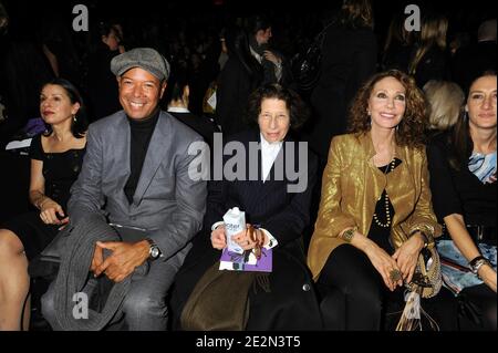 Fran Lebowitz et Marisa Berenson au premier rang de la collection Diane Von Furstenberg lors de la Mercedes-Benz Fashion week automne 2010 à New York City, NY, États-Unis, le 14 février 2010. Photo de Graylock/ABACAPRESS.COM (photo : Fran Lebowitz, Marisa Berenson) Banque D'Images