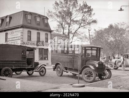 BUS À MOTEUR DES ANNÉES 1920 ET CAMION DE LIVRAISON EN ATTENTE GARE FERROVIAIRE POUR PASSAGERS ET FRET EMPORIA KANSAS USA - Q45713 CPC001 HARS TRANSPORT DE BÂTIMENTS B&W MARCHANDISES GARÉES AU NORD AMÉRIQUE DU NORD STRUCTURE PROPRIÉTÉ KS SERVICE CLIENTÈLE VÉHICULE AUTOMOBILE ET EXTÉRIEUR À COCA-COLA IMMOBILIER STRUCTURES MANSARDE TOIT EDIFICE LES BUS EMPORIA DESSERVENT LES VIEUX VÉHICULES AUTOMOBILES DU MIDWEST NOIR ET BLANC À LA MODE Banque D'Images