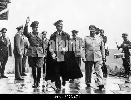 ANNÉES 1940 ADOLF HITLER ET HERMANN GOERING ET D'AUTRES DIRIGEANTS NAZIS SALUANT MARCHER ENSEMBLE VERS 1944 - Q72077 CPC001 HARS MONDE LA GUERRE DEUX LA DEUXIÈME GUERRE MONDIALE LE DICTATEUR UNIFORMES ADOLF BATTEUR NAZI GUERRE MONDIALE 2 FUHRER GOERING LEADERS NAZIS SALUANT NOIR ET RACE BLANCHE D'ORIGINE ETHNIQUE ANCIENNE Banque D'Images