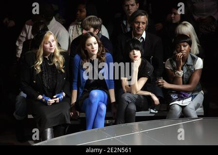 L'actrice Liv Tyler avec sa mère Bebe Buell, le mannequin Agyness Deyn et la chanteuse Estelle assistent à la G-Star Raw présente la collection NY Raw automne/hiver 2010 à la salle Hammerstein Ballroom de New York, NY, le 16 février 2010. Photo de Charles Guerin/ABACAPRESS.COM (en photo : Liv Tyler, Bebe Buell, Agyness Deyn, Estelle) Banque D'Images