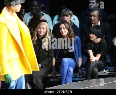 L'actrice Liv Tyler avec sa mère Bebe Buell et le modèle Agyness Deyn assistent à la G-Star Raw présente NY Raw automne/hiver 2010 Collection à la Hammerstein Ballroom de New York, NY, le 16 février 2010. Photo de Charles Guerin/ABACAPRESS.COM (en photo : Liv Tyler, Bebe Buell, Agyness Deyn) Banque D'Images