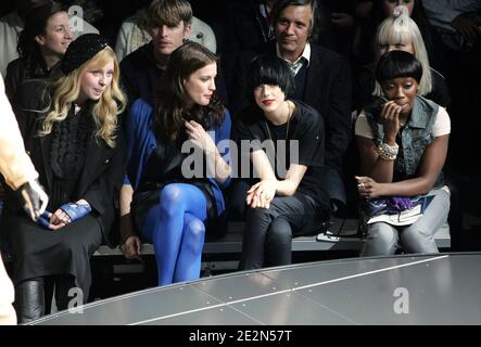 L'actrice Liv Tyler avec sa mère Bebe Buell, le mannequin Agyness Deyn et la chanteuse Estelle assistent à la G-Star Raw présente la collection NY Raw automne/hiver 2010 à la salle Hammerstein Ballroom de New York, NY, le 16 février 2010. Photo de Charles Guerin/ABACAPRESS.COM (en photo : Liv Tyler, Bebe Buell, Agyness Deyn, Estelle) Banque D'Images