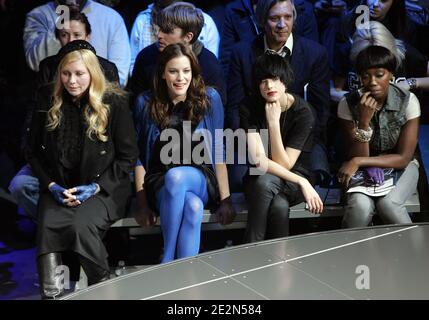 L'actrice Liv Tyler avec sa mère Bebe Buell, le mannequin Agyness Deyn et la chanteuse Estelle assistent à la G-Star Raw présente la collection NY Raw automne/hiver 2010 à la salle Hammerstein Ballroom de New York, NY, le 16 février 2010. Photo de Charles Guerin/ABACAPRESS.COM (en photo : Liv Tyler, Bebe Buell, Agyness Deyn, Estelle) Banque D'Images