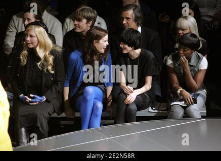 L'actrice Liv Tyler avec sa mère Bebe Buell, le mannequin Agyness Deyn et la chanteuse Estelle assistent à la G-Star Raw présente la collection NY Raw automne/hiver 2010 à la salle Hammerstein Ballroom de New York, NY, le 16 février 2010. Photo de Charles Guerin/ABACAPRESS.COM (en photo : Liv Tyler, Bebe Buell, Agyness Deyn, Estelle) Banque D'Images