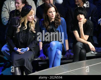 L'actrice Liv Tyler avec sa mère Bebe Buell et le modèle Agyness Deyn assistent à la G-Star Raw présente NY Raw automne/hiver 2010 Collection à la Hammerstein Ballroom de New York, NY, le 16 février 2010. Photo de Charles Guerin/ABACAPRESS.COM (en photo : Liv Tyler, Bebe Buell, Agyness Deyn) Banque D'Images