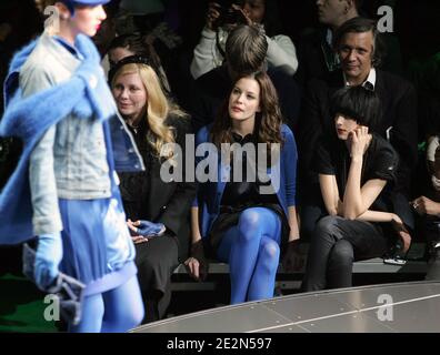 L'actrice Liv Tyler avec sa mère Bebe Buell et le modèle Agyness Deyn assistent à la G-Star Raw présente NY Raw automne/hiver 2010 Collection à la Hammerstein Ballroom de New York, NY, le 16 février 2010. Photo de Charles Guerin/ABACAPRESS.COM (en photo : Liv Tyler, Bebe Buell, Agyness Deyn) Banque D'Images