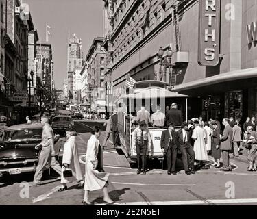 LES ANNÉES 1950, SAISISSEZ L'HOMME ET LES CONDUCTEURS QUI TOURNENT LE TÉLÉPHÉRIQUE À PLEIN MARKET STREET ET POWELL STREET AU MILIEU DE LA CIRCULATION PIÉTONNE SAN FRANCISCO CA ETATS-UNIS - R462 KRU001 HARS NOSTALGIE ANCIENNE MODE 1 SAN COMMUNICATION CALIFORNIA WEST HISTOIRE FEMMES PASSAGERS EMPLOIS ÉTATS-UNIS COPIE ESPACE FEMMES PLEINE LONGUEUR PERSONNES BOUTIQUES ÉTATS-UNIS D'AMÉRIQUE MÂLES CORNER PIÉTONS PROFESSION TRANSPORT B&W FRANCISCO TOURNANT ACHETEUR AMÉRIQUE DU NORD LES AMATEURS DE SHOPPING NORD-AMÉRICAINS S'Y SONT QUALIFIÉS POUR LES PIÉTONS DANS LES RUES À GRAND ANGLE ET LE TRAVAIL À POIGNÉE CA EMPLOIS MAGASINS DE LA CÔTE OUEST PARMI LES EMPLOYÉS DU TÉLÉPHÉRIQUE DES VILLES Banque D'Images