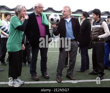 Philippe Meirieu tete de liste de Europe ecologie sur les listes régionales Rhone Alpes et Daniel Cohn-Bendit depute europeen ayant le coup d'État d'envoi d'un match de foot a Vaulx en Velin France le 16 Fevrier 2010 dans le cadre de la campagne de élections régionales. Photo Vincent Dargent/ABACAPRESS.COM Banque D'Images