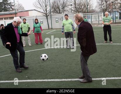 Philippe Meirieu tete de liste de Europe ecologie sur les listes régionales Rhone Alpes et Daniel Cohn-Bendit depute europeen ayant le coup d'État d'envoi d'un match de foot a Vaulx en Velin France le 16 Fevrier 2010 dans le cadre de la campagne de élections régionales. Photo Vincent Dargent/ABACAPRESS.COM Banque D'Images