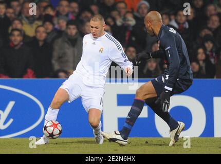 Karim Benzema du Real Madrid en action devant Jean-Alain Boumsong de Lyon lors du match de football final de la Ligue des Champions 1/8, Lyon contre Real Madrid au stade Gerland de Lyon. France le 16 février 2010. L'Olympique Lyonnais a gagné 1-0. Photos de Steeve McMay/ABACAPRESS.COM Banque D'Images