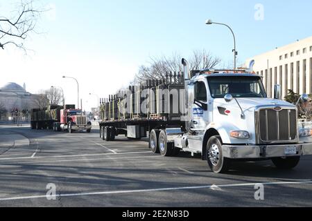 Washington, DC, États-Unis. 14 janvier 2021. D'autres barricades arrivent en prévision 2021 de l'inauguration présidentielle de la semaine prochaine à Washington, DC, le 14 janvier 2021. Crédit : Mpi34/Media Punch/Alamy Live News Banque D'Images