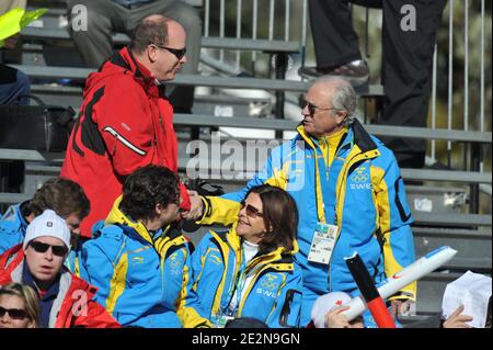 Le prince Albert II de Monaco et Charlene Wittstock avec le prince Carl Philip, la reine Silvia, le roi Carl XVI Gustaf de Suède assistent au Super G des femmes de ski alpin pour les XXIes Jeux olympiques d'hiver de 2010 à Vancouver au parc Creekside à Whistler, au Canada, le 20 février 2010. Photo de Gouhier-Hahn-Nebinger/ABACAPRESS.COM Banque D'Images