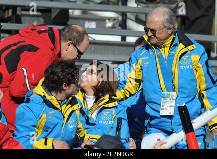 Le prince Albert II de Monaco et Charlene Wittstock avec le prince Carl Philip, la reine Silvia, le roi Carl XVI Gustaf de Suède assistent au Super G des femmes de ski alpin pour les XXIes Jeux olympiques d'hiver de 2010 à Vancouver au parc Creekside à Whistler, au Canada, le 20 février 2010. Photo de Gouhier-Hahn-Nebinger/ABACAPRESS.COM Banque D'Images