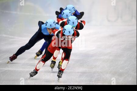 Lee Jung-su, de Corée du Sud, médaillé d'or, médaillé d'argent Lee Ho-Suk, de Corée du Sud, et médaillé de bronze Apolo Anton Ohno, des États-Unis, se disputent la finale masculine de 1000m du Short Track Speed Skating lors des Jeux olympiques d'hiver de Vancouver 2010 au Pacific Coliseum le 20 février 2010 à Vancouver, Canada.photo de Gouhier-Hahn-Nebinger/ABACAPRESS.COM Banque D'Images