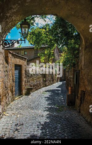 Allée étroite avec trottoir et murs en pierre. Dans la ville d'Orvieto, une ville médiévale agréable et bien préservée. Situé en Ombrie, dans le centre de l'Italie. Banque D'Images