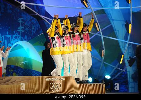 Kati Wilhelm, Simone Hauswald, Martina Beck et Andrea Henkel, de l'Allemagne, célèbrent la cérémonie de remise des médailles au stade BC place pour les XXIes Jeux olympiques d'hiver de 2010 à Vancouver, à Whistler, au Canada, le 24 février 2010. Photo de Gouhier-Hahn-Nebinger/ABACAPRESS.COM Banque D'Images