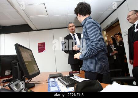 Nancy, France, le 25 fevrier 2010. Visite de Laurent Wauquiez sectaire dÍEtat charge de lÍEmploi aupres du Ministre de lÍEconomie, de lÍIndustrie et de lÍEmploi a Nancy, dans une plateforme Pole emploi dediee au NÁ dÍappel 3995, numero unique a destinat Banque D'Images