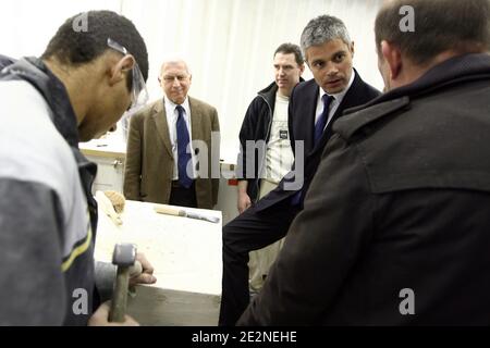 Heillecourt, France, le 25 fevrier 2010. Visite de Laurent Wauquiez sectaire dÍEtat charge de lÍEmploi aupres du Ministre de lÍEconomie, de lÍIndustrie et de lÍEmploi a lÍentreprise 'LANORD BICHATON a Heillecourt pres de Nancy', a la rencontre dÍapprent Banque D'Images