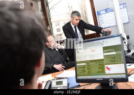 Nancy, France, le 25 fevrier 2010. Visite de Laurent Wauquiez sectaire dÍEtat charge de lÍEmploi aupres du Ministre de lÍEconomie, de lÍIndustrie et de lÍEmploi a Nancy, dans une plateforme Pole emploi dediee au NÁ dÍappel 3995, numero unique a destinat Banque D'Images