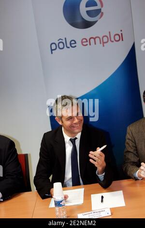 Nancy, France, le 25 fevrier 2010. Visite de Laurent Wauquiez sectaire dÍEtat charge de lÍEmploi aupres du Ministre de lÍEconomie, de lÍIndustrie et de lÍEmploi a Nancy, dans une plateforme Pole emploi dediee au NÁ dÍappel 3995, numero unique a destinat Banque D'Images