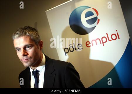 Nancy, France, le 25 fevrier 2010. Visite de Laurent Wauquiez sectaire dÍEtat charge de lÍEmploi aupres du Ministre de lÍEconomie, de lÍIndustrie et de lÍEmploi a Nancy, dans une plateforme Pole emploi dediee au NÁ dÍappel 3995, numero unique a destinat Banque D'Images